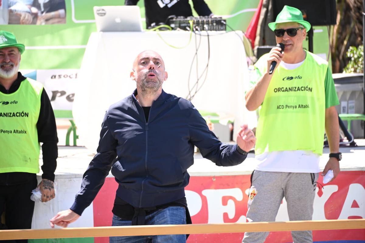 Los mejores momentos del campeonato de lanzamiento de hueso de dátil en Elche este segundo lunes de Pascua