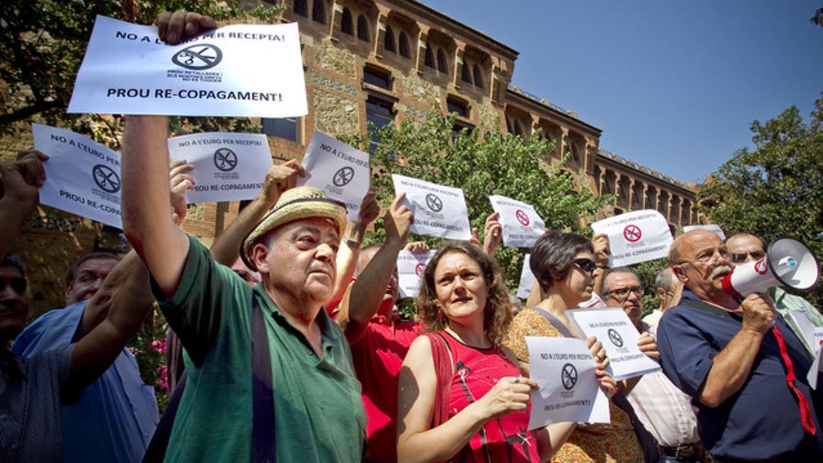 Protesta frente al Departamento de Salut de la Generalitat contra el euro por receta.