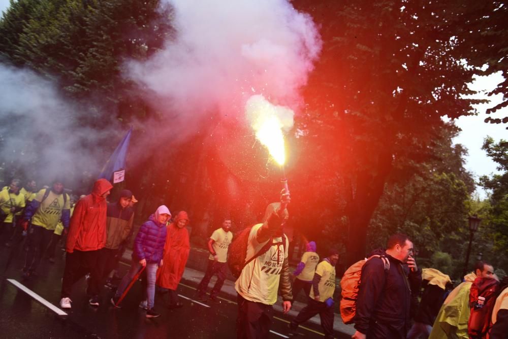 Marcha de trabajadores de Alcoa entre Avilés y Oviedo