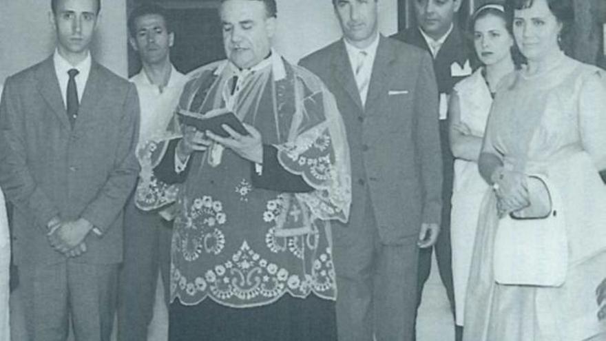 Un joven Juan Carlos Reina en la inauguración del Hotel Los Monteros, bendecido por monseñor Rodrigo Bocanegra.