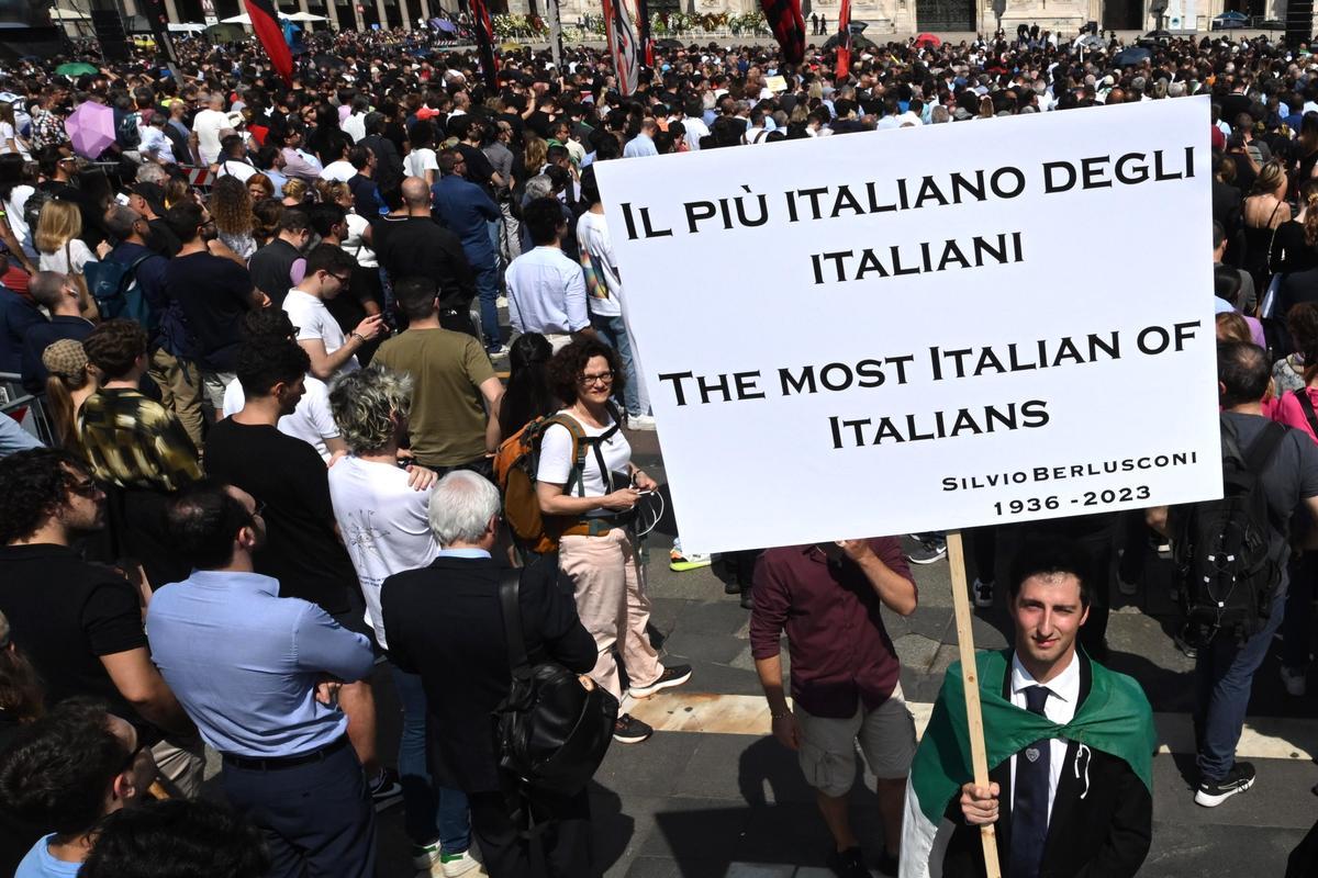 Milan (Italy), 14/06/2023.- A man holds a placard reading ’The most Italian of Italians’ outside the Milan Cathedral (Duomo) ahead of the state funeral of Italy’s former prime minister and media mogul Silvio Berlusconi, in Milan, Italy, 14 June 2023 Silvio Berlusconi died at the age of 86 on 12 June 2023 at Milan’s San Raffaele hospital. The Italian media tycoon and Forza Italia (FI) party founder, dubbed as ’Il Cavaliere’ (The Knight), served as prime minister of Italy in four governments. The Italian government has declared 14 June 2023 a national day of mourning. (Italia) EFE/EPA/CIRO FUSCO