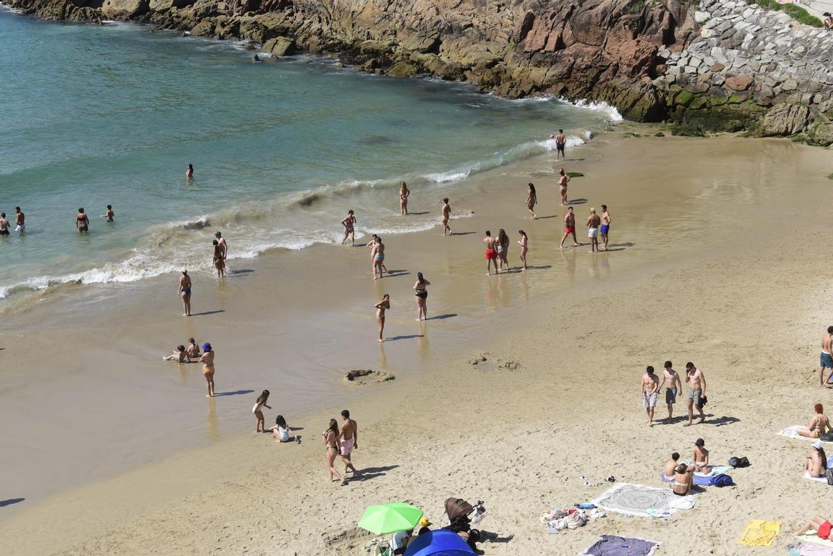 Playas llenas en A Coruña este lunes, 6 de abril, con termómetros que alcanzan los 29 grados.