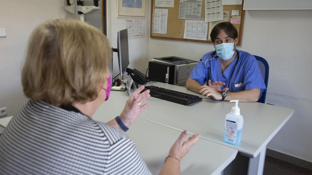 El doctor Enrique de Madaria, con una paciente