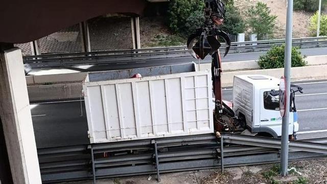 Uno de los camiones de limpieza del Consell de Mallorca en Via Cintura.