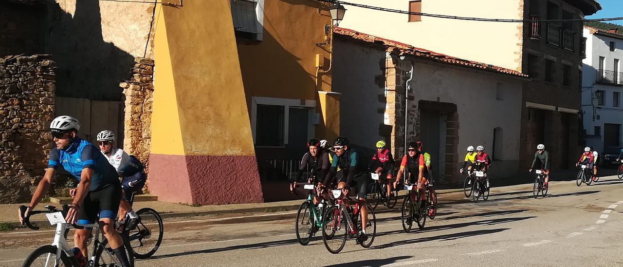 Un grupo de ciclistas durante la XXIV Ruta cicloturista del Maestrazgo, antes de ser suspendida.