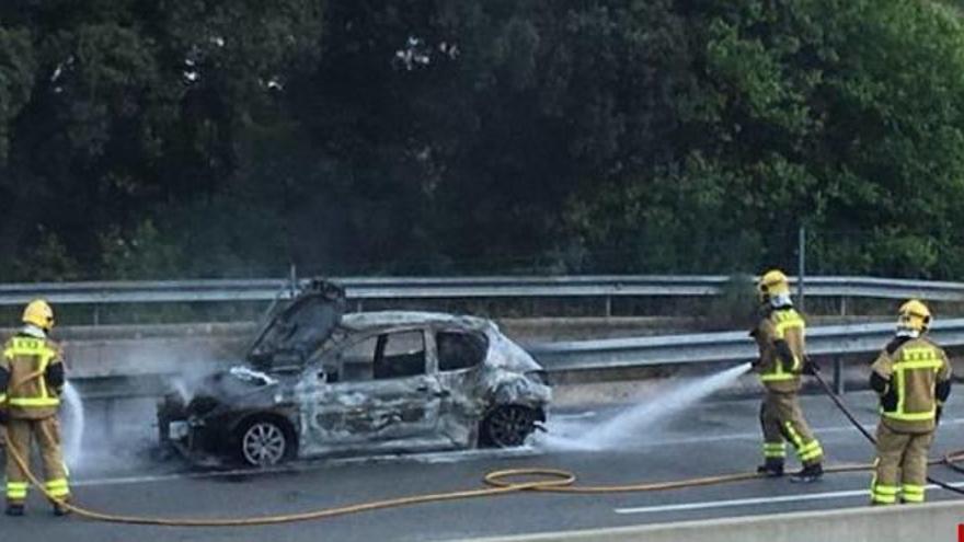 Treballs d&#039;extinció del vehicle, ahir a quarts de cinc de la tarda