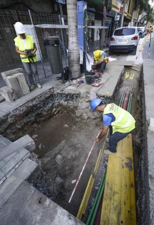 28/08/2018 LAS PALMAS DE GRAN CANARIA. Excavación con restos humanos en la calle Juan Rejón. FOTO: J. PÉREZ CURBELO  | 28/08/2018 | Fotógrafo: José Pérez Curbelo