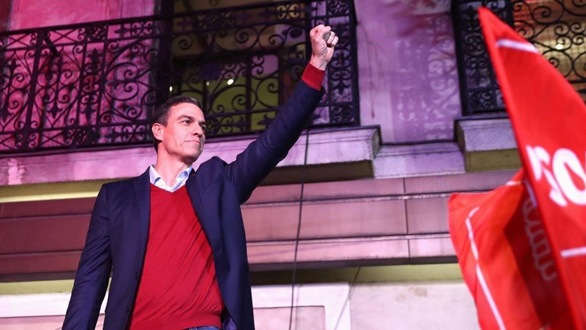 Sánchez se dirige a sus simpatizantes tras conocer los resultados electorales, en Madrid.