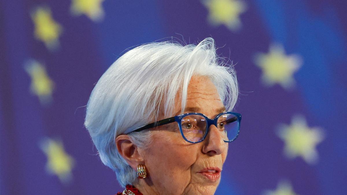 La presidenta del Banco Central Europeo, Christine Lagarde, habla antes los medios durante una conferencia en Frankfurt.