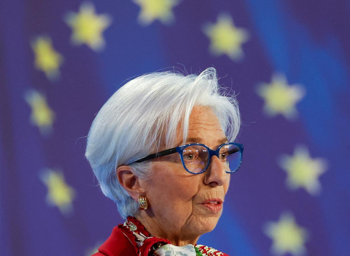 La presidenta del Banco Central Europeo, Christine Lagarde, habla antes los medios durante una conferencia en Frankfurt.