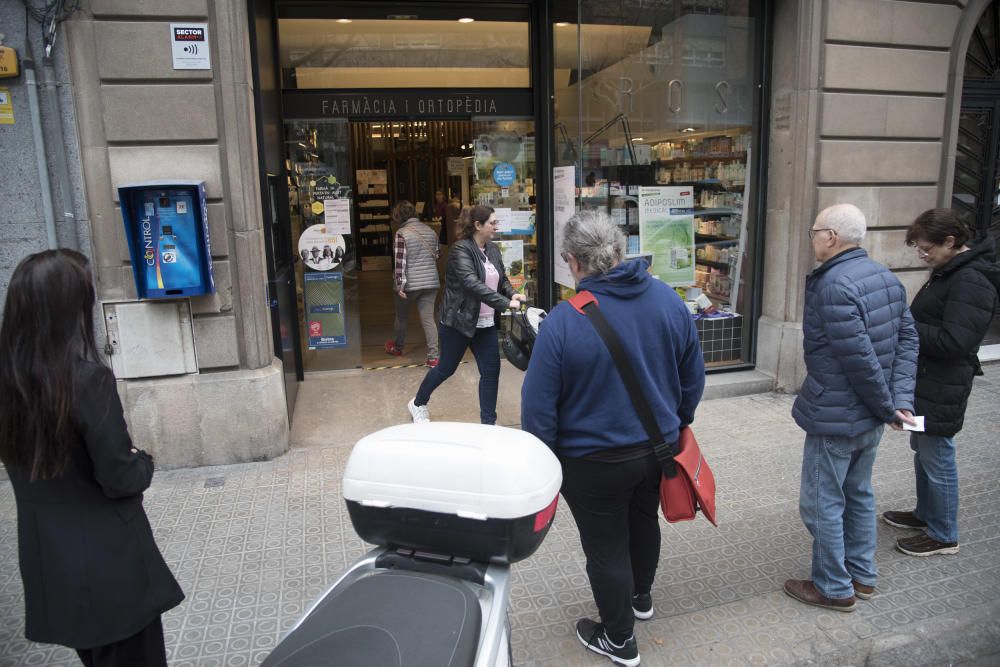 Cues a la Farmàcia Ros  el 14 de març del 2020