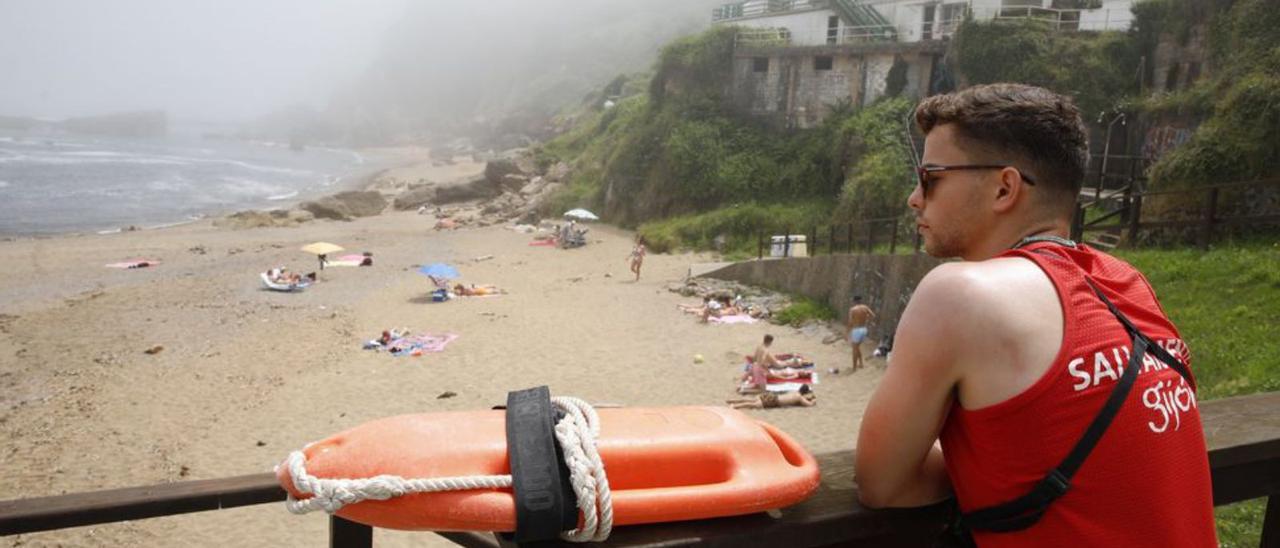 El servicio de Salvamento llega a las playas rurales del concejo | ÁNGEL GONZÁLEZ