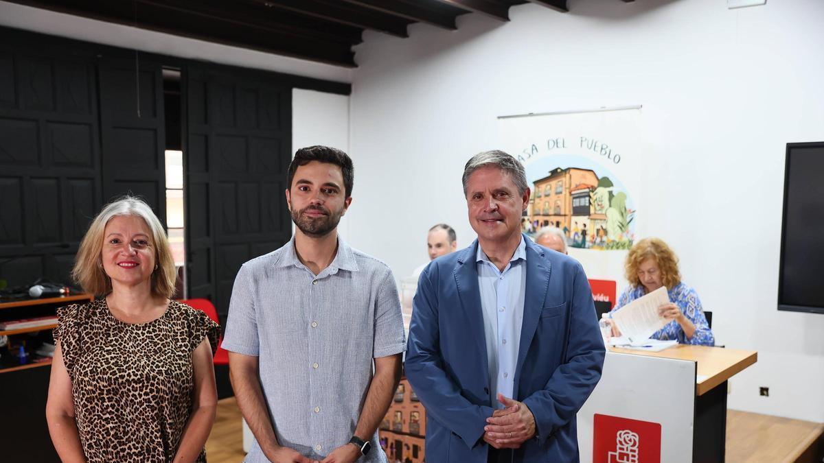 Almudena Cueto, Sergio Llera y Enrique Rodríguez Nuño, este domingo, a primera hora, al inicio de las votaciones en la Casa del Pueblo.