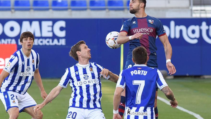 El Huesca gana a la Real con un gol en propia puerta de Elustondo