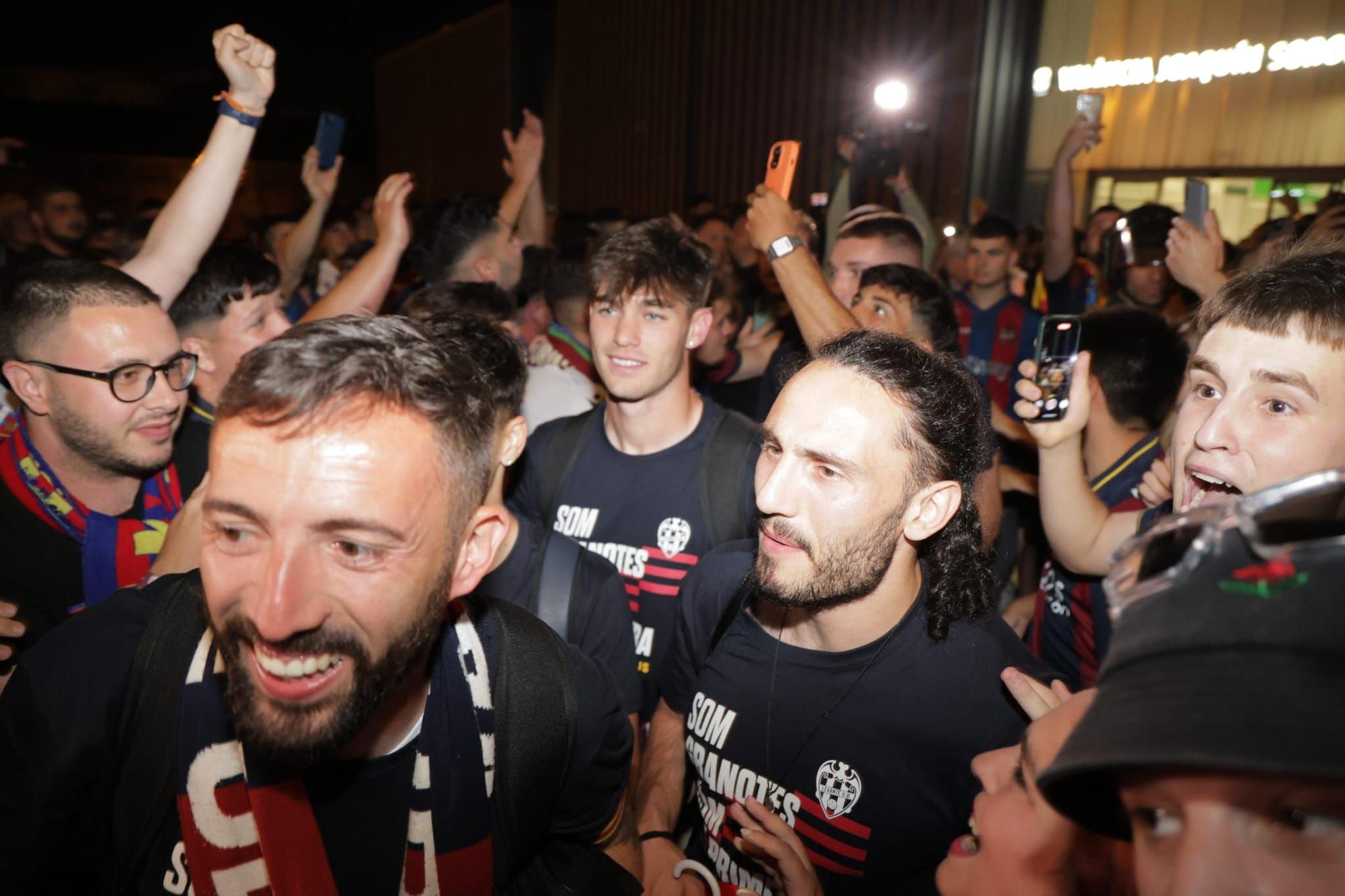 El Levante Ud llega a València tras conseguir el ascenso en Burgos