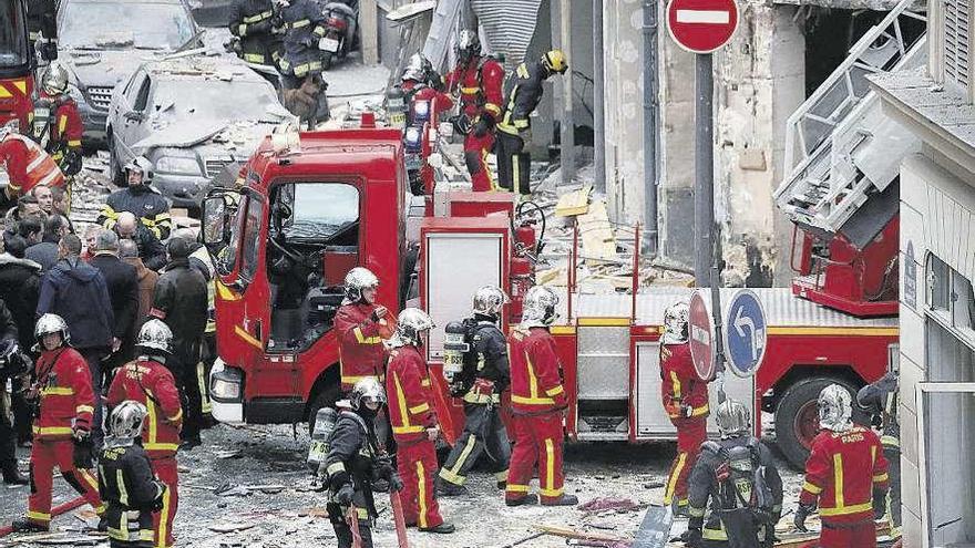 Los bomberos, en el lugar del siniestro tras la violenta explosión en París.