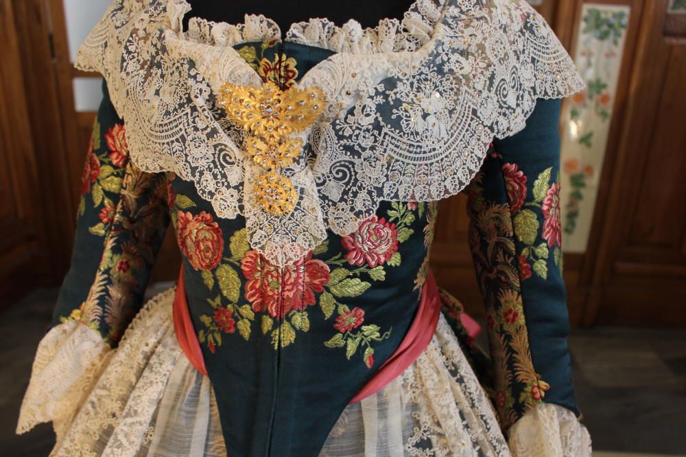 Trajes de Raquel Alario y Clara Parejo de l'U i el Dos