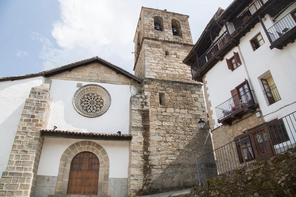 Para llegar a Nuestra Señora de la Asunción hay que recorrer una calle bastante empinada.