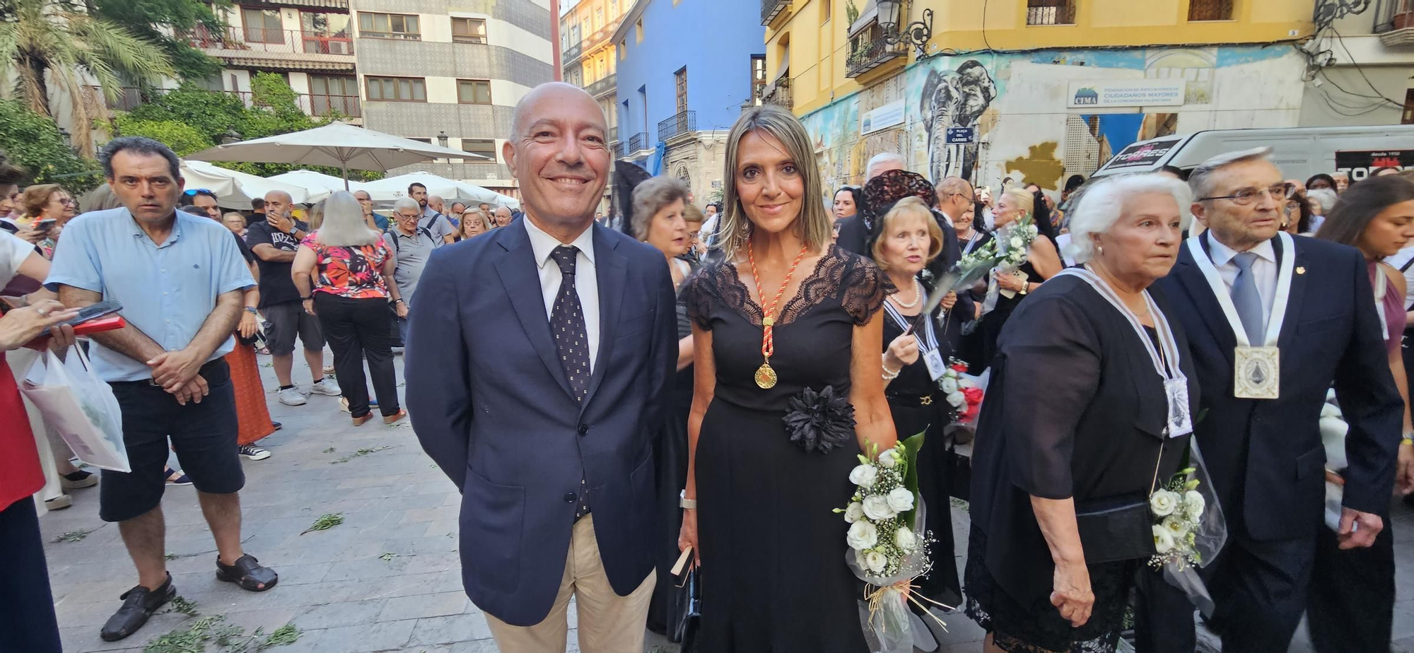 El barrio del Carmen saca en procesión su patrona con protagonismo fallero