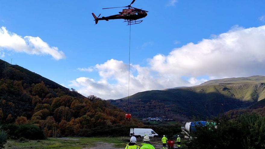 El helicóptero realiza una descarga de hormigón en las obras de As Portas. |   // FDV