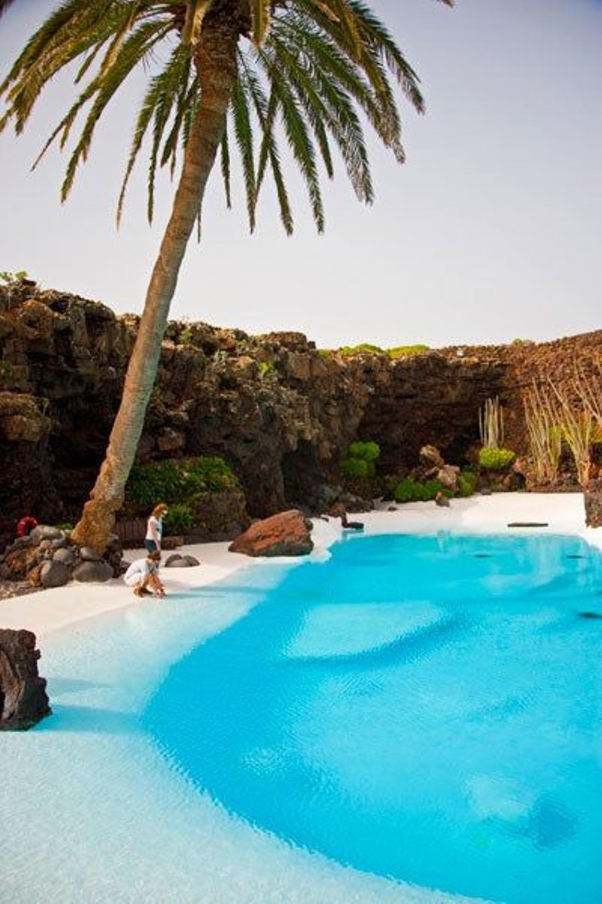 Los Jameos del Agua cuentan con una piscina exterior creada en la roca volcánica y rodeada por un exótico jardín.