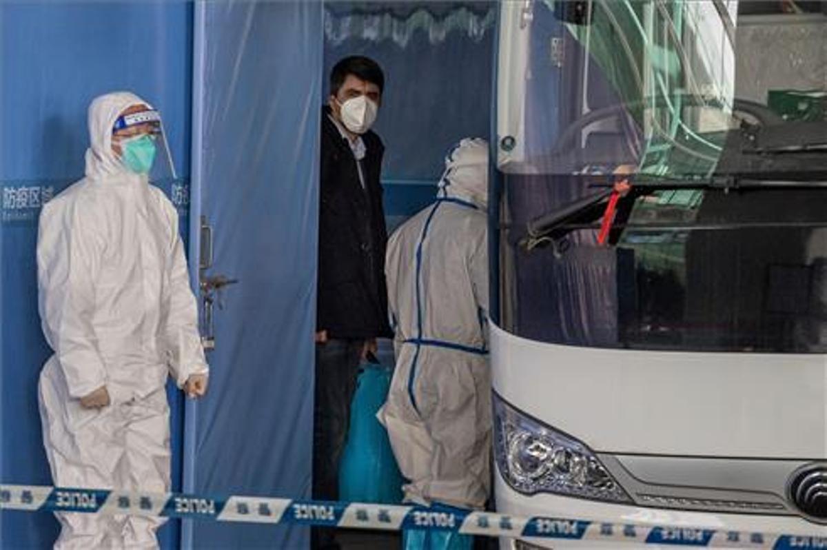 El equipo de expertos de la OMS llega a Wuhan para buscar el origen del covid-19. En la imagen, uno de los especialistas sube al autobús tras llegar al aeropuerto.