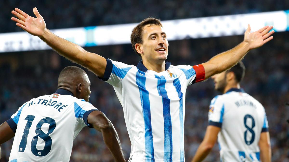 Oyarzabal celebra un gol con la Real Sociedad