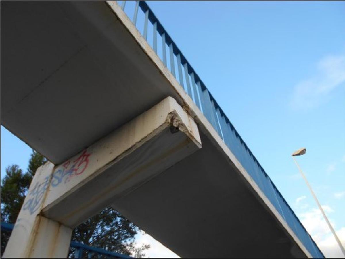 Daños en la ménsula de una pasarela sobre la A-7.