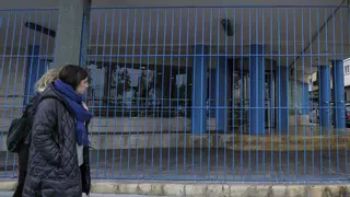 Emaya se blinda con una verja metálica para impedir el acceso a las personas sin techo que duermen en su porche