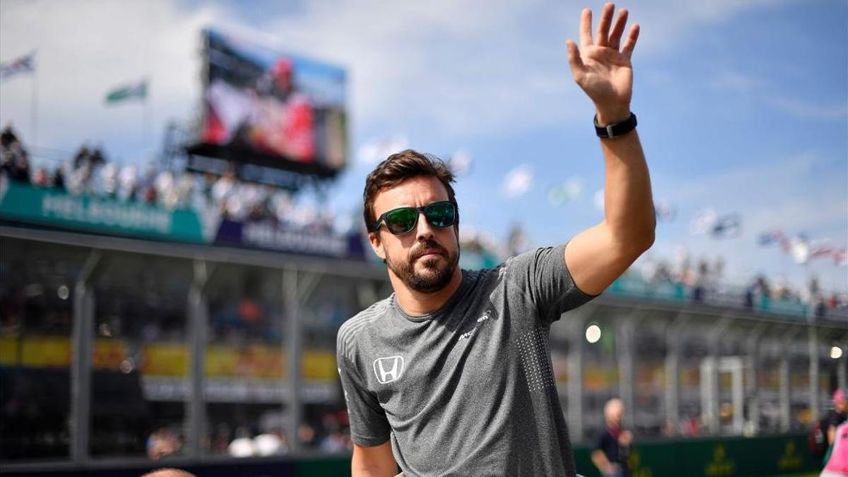 Fernando Alonso, saludando a los aficionados