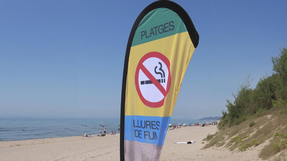 Platja de Gavà amb una de les banderes que indiquen que no es pot fumar. | ACN