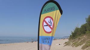 Platja de Gavà amb una de les banderes que indiquen que no es pot fumar. | ACN