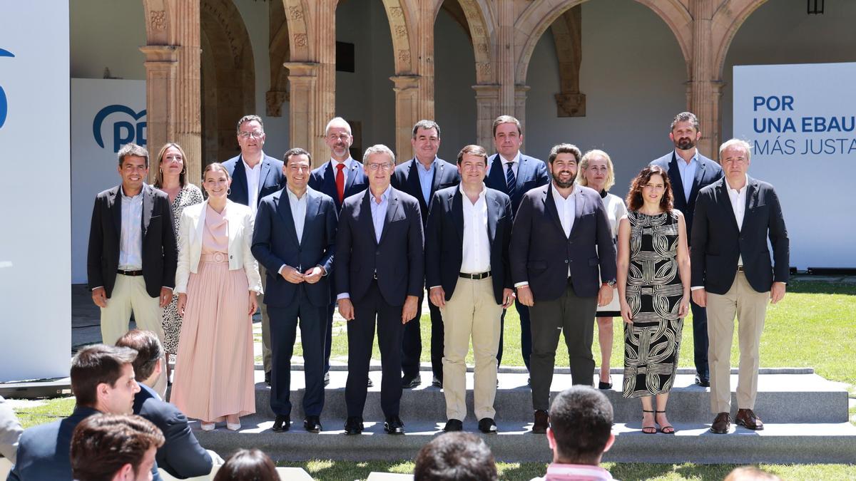 Alberto Núñez Feijóo acompañado de los presidentes autonómicos del PP en un acto en Salamanca.