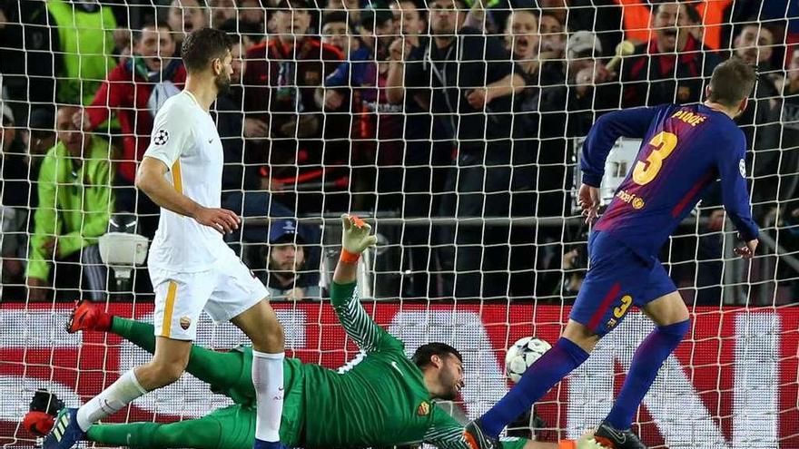 Piqué supera a Alisson para conseguir el tercer gol del Barcelona en el partido de ida.