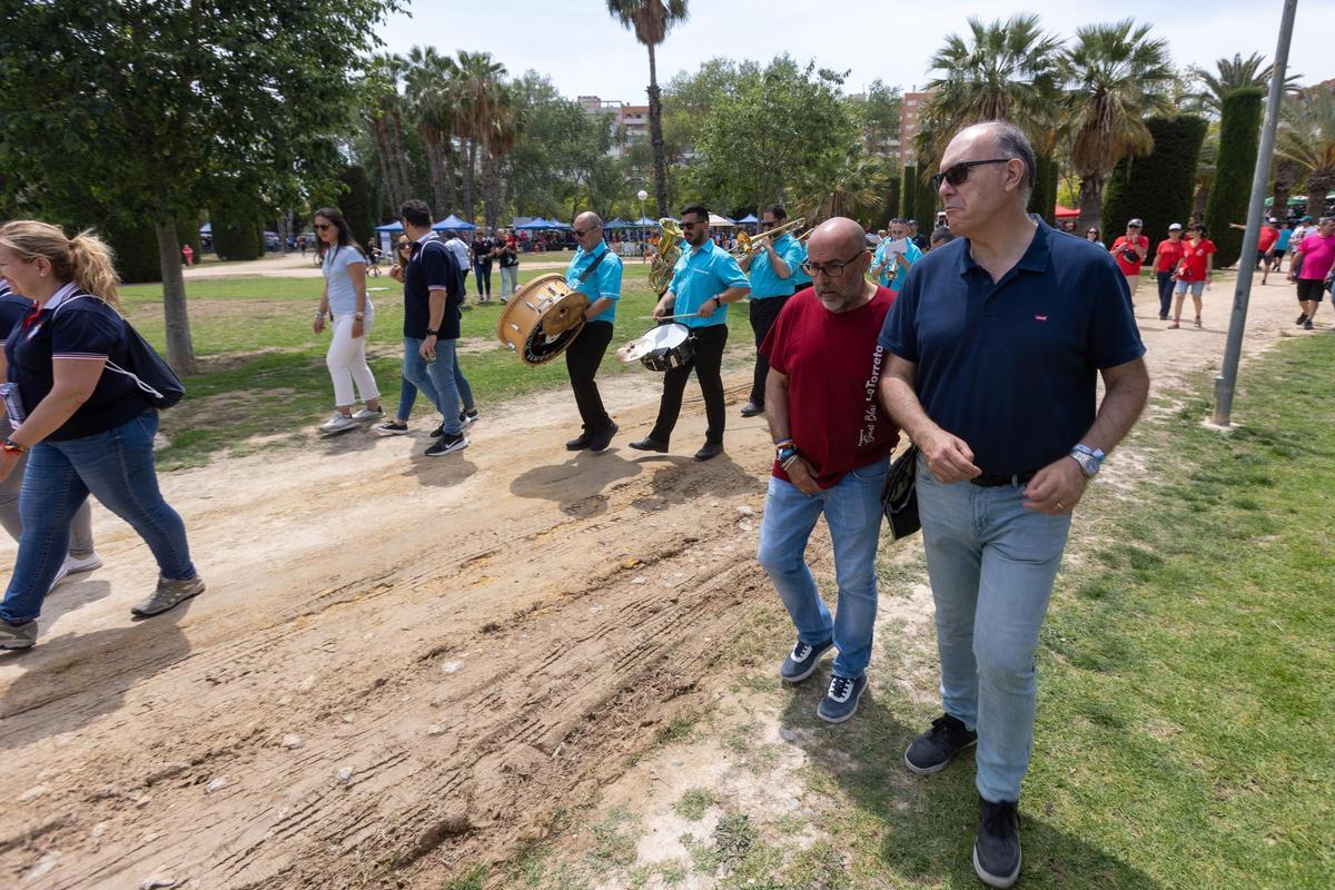 Desfile de politicos en las paellas de Hogueras en el parque Lo Morant de Alicante