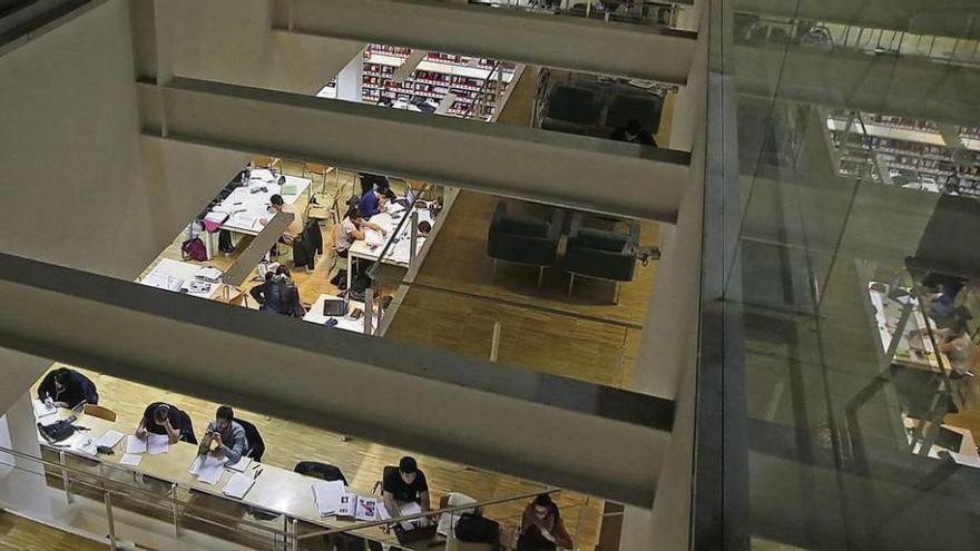 Estudiantes en la biblioteca Rosalía de Castro, en el Campus ourensano de As Lagoas, de la Universidad de Vigo. // Jesús Regal