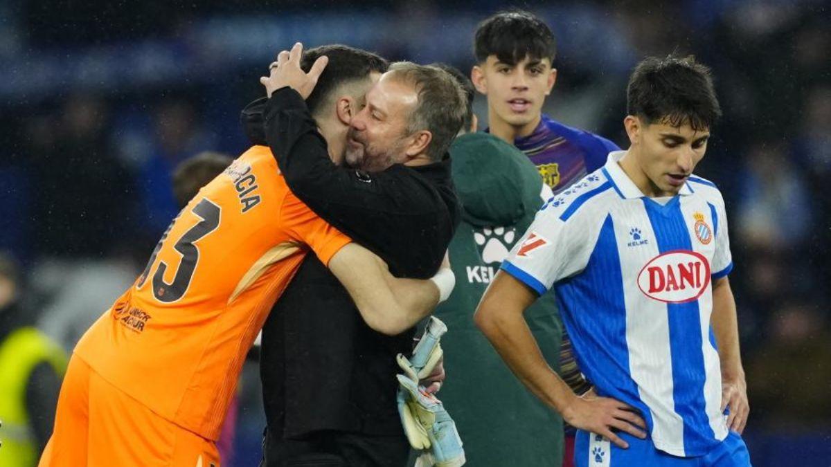 Hansi Flick felicita a Joan Garcia tras su descomunal partido en el derbi