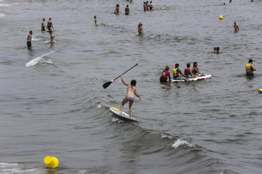 Las playas de València se llenan el primer fin de semana del verano