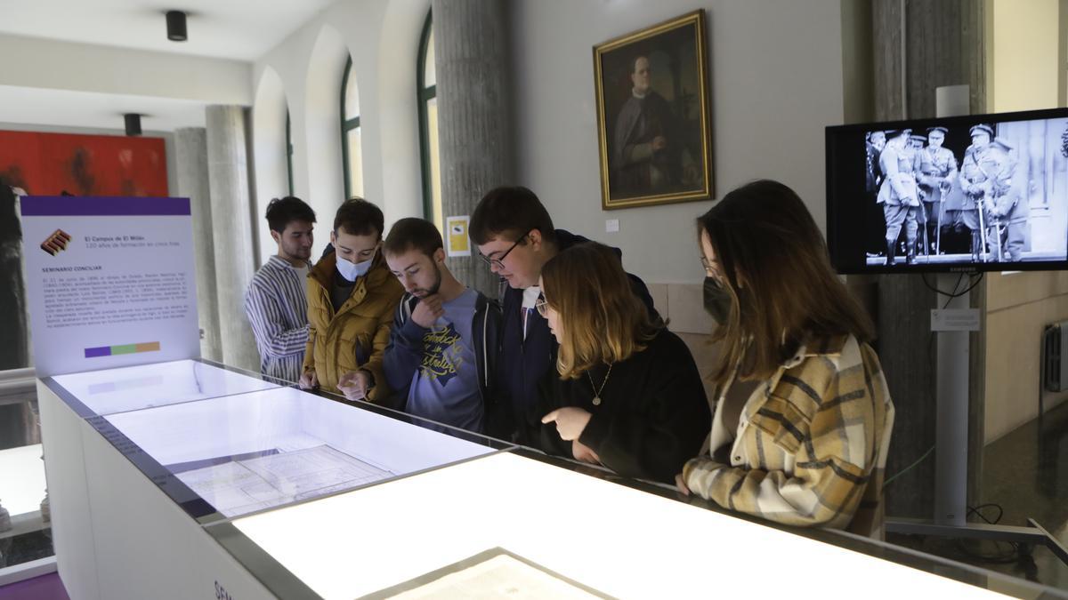 Alumnos durante la visita a la exposición.