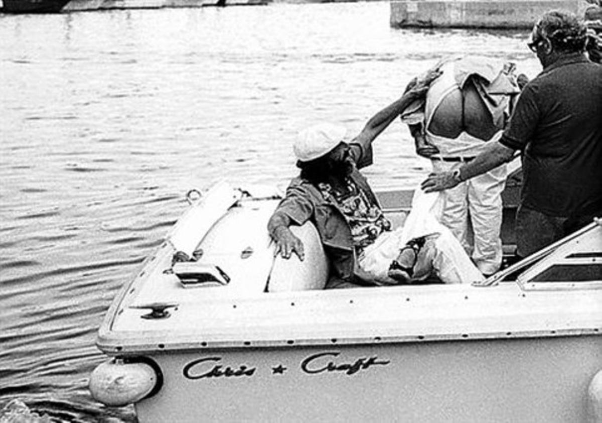 SALUTACIONS ’AFECTUOSES’3 A dalt, Mick Jagger i Arnold Schwarzenegger,a Antíbol el 1990,i Kate Moss, a París el 1992. A la dreta, Lady Di (2000) i Jack Nicholson (1976) fent gestos obscens a la càmera.