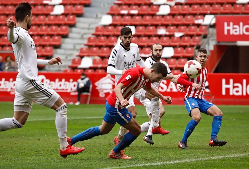 El partido entre el Sporting B y el Mirandés, en imágenes
