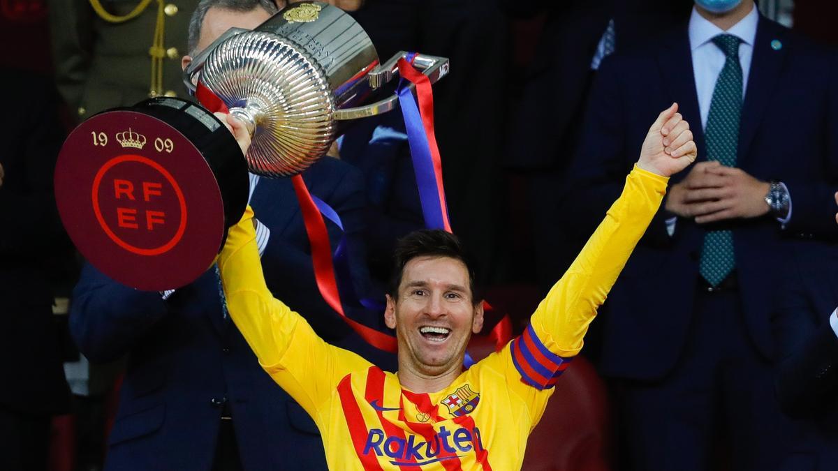 Messi exhibe con alegría la Copa del Rey.
