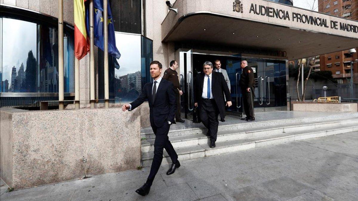 Xabi Alonso, saliendo de la Audiencia Provincial de Madrid