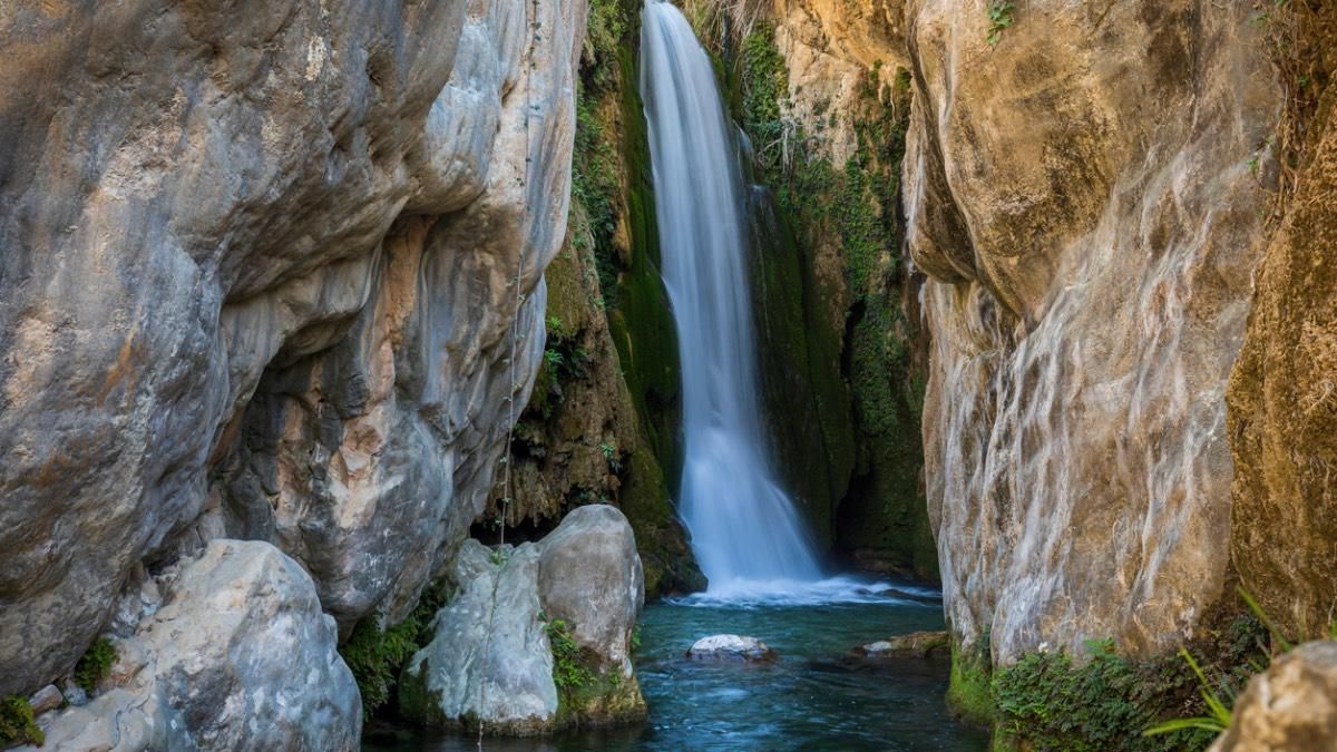 El tesoro que se esconde en el interior de Alicante: una piscina natural de aguas heladas