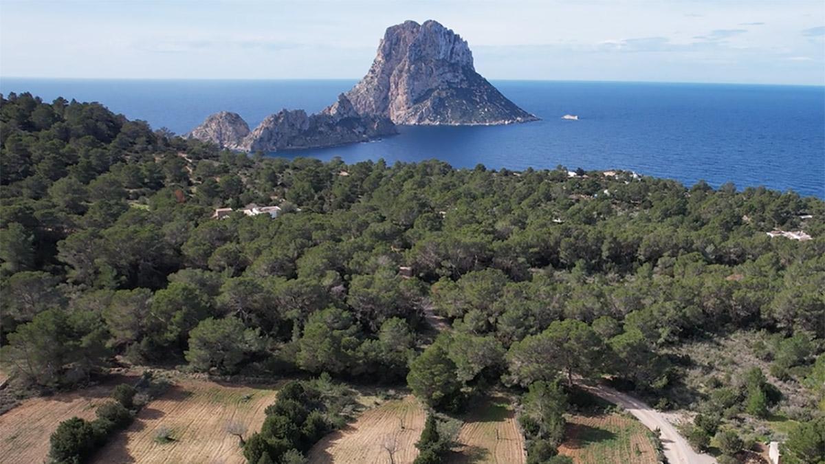 La impresionante vista aérea del acceso ya cerrado al mirador de es Vedrà en Ibiza