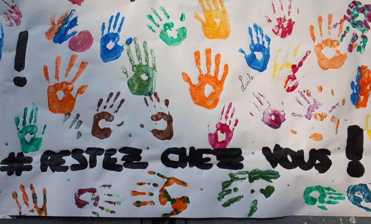 Mensaje a las puertas de un colegio de París en apoyo a los sanitarios y a las medidas de confinamiento.