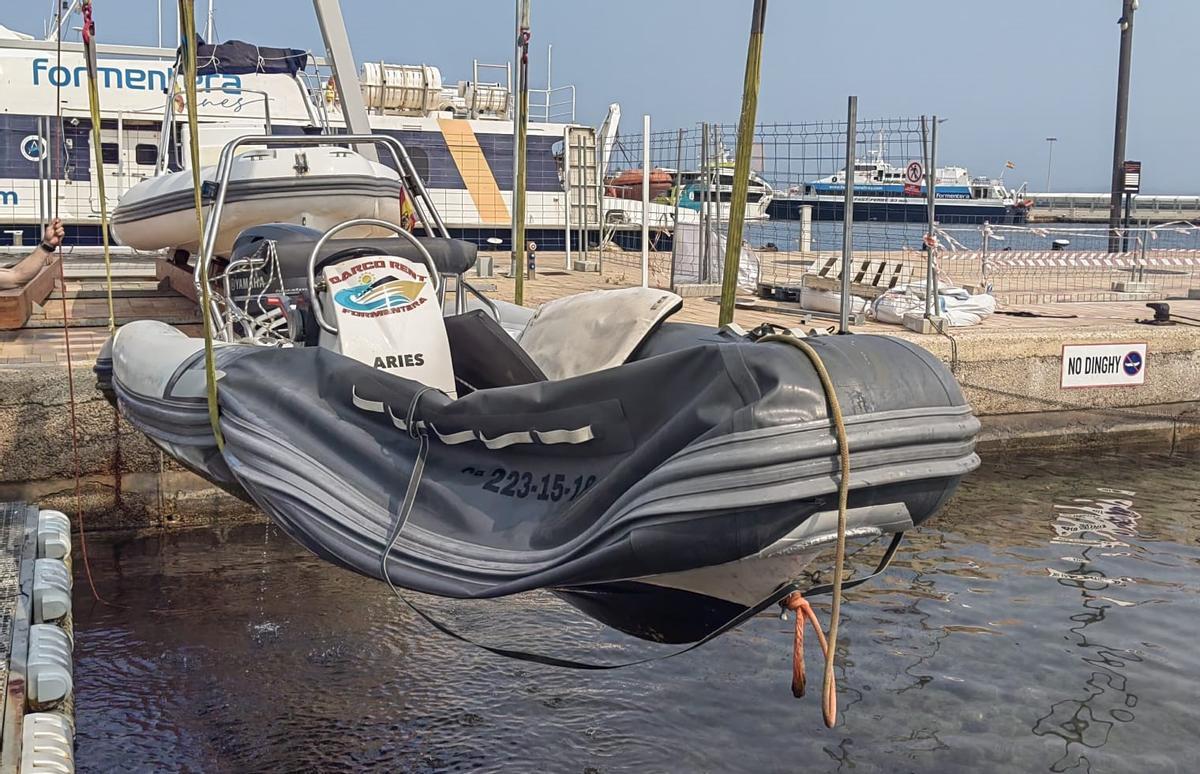 Barcos y personas en peligro por el oleaje cerca del puerto de la Savina