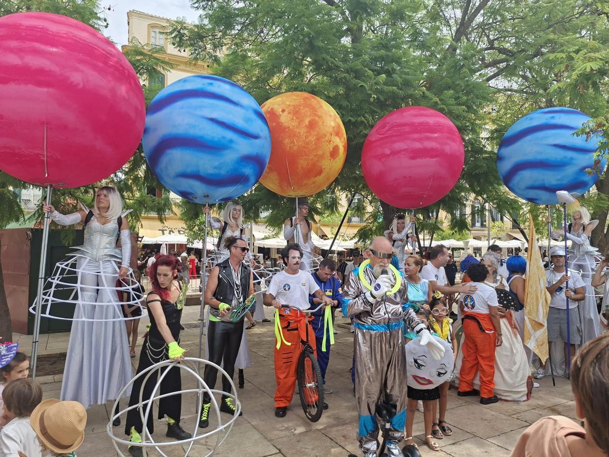 Un momento del pasacalles en la Plaza de la Merced