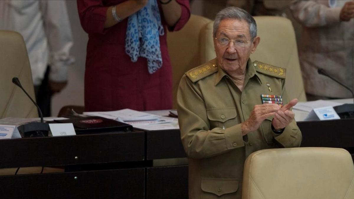 Raúl Castro habla en el Parlamento.