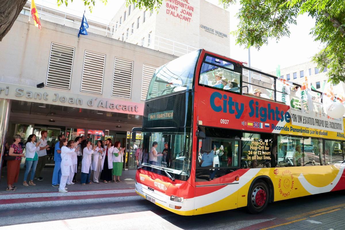 El autobús de los médicos a su llegada este miércoles al Hospital de Sant Joan